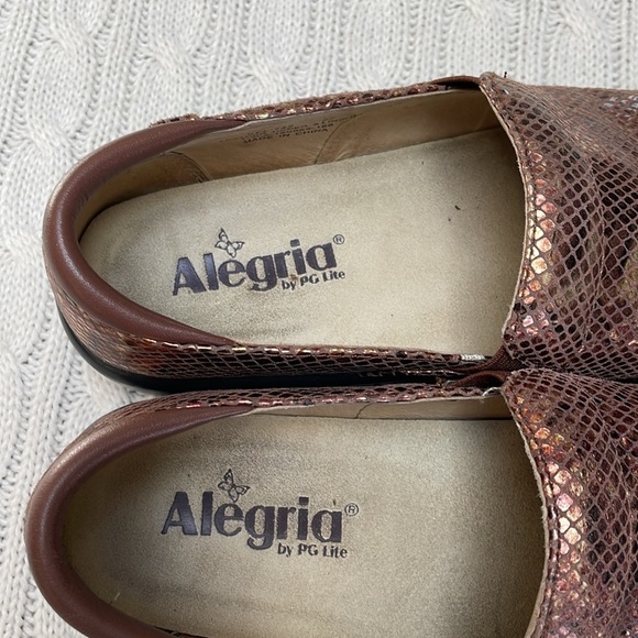 Women’s Alegria Sz 37 Bronze/Copper Snake Print Clogs. Slip resistant. Leather - Picture 4 of 11